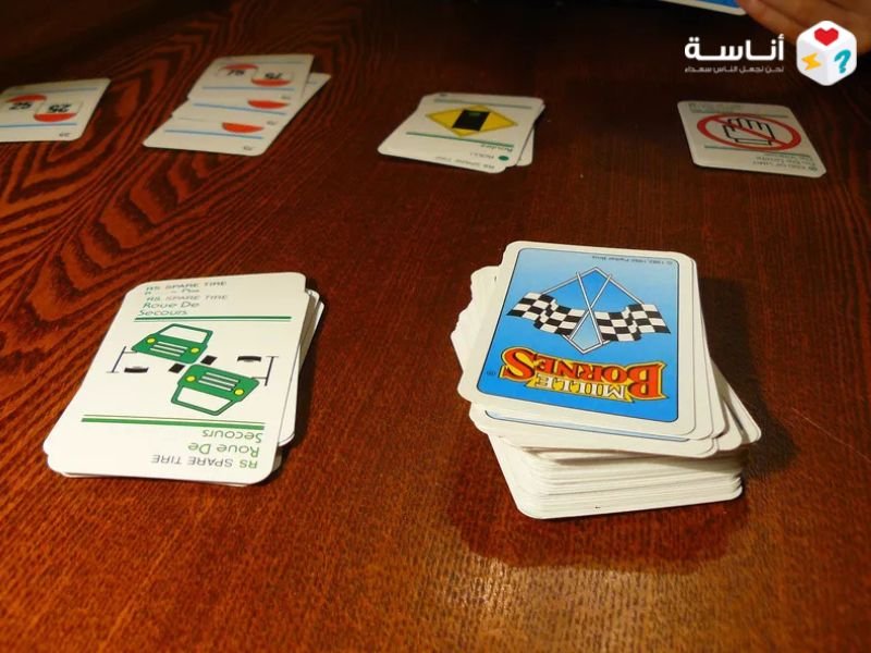 لعبة Mille Bornes: سباق الـ 1000 كيلومتر، فن التعطيل، ومعركة الطريق الكلاسيكية