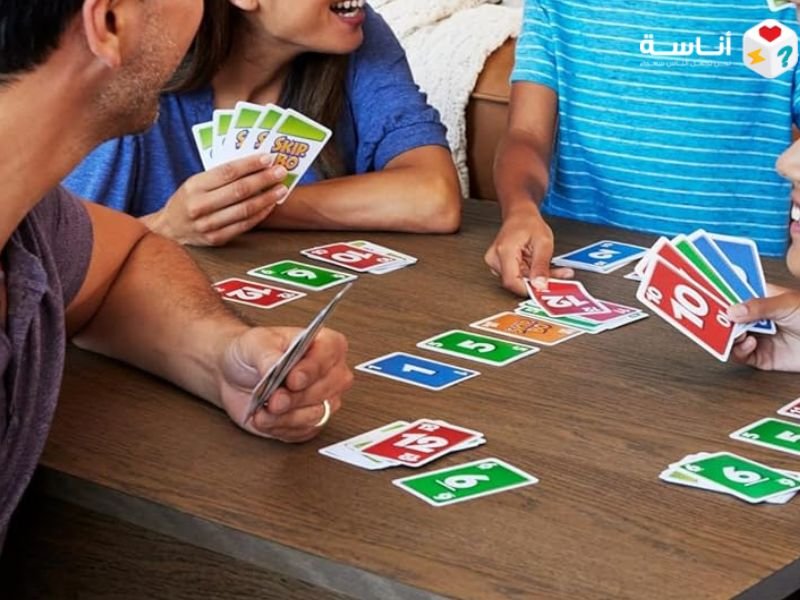 لعبة Skip-Bo: فن الترتيب، عبقرية التسلسل، ومعركة الأرقام التي لا تهدأ