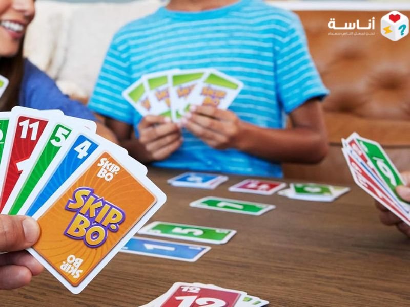 لعبة Skip-Bo: فن الترتيب، عبقرية التسلسل، ومعركة الأرقام التي لا تهدأ